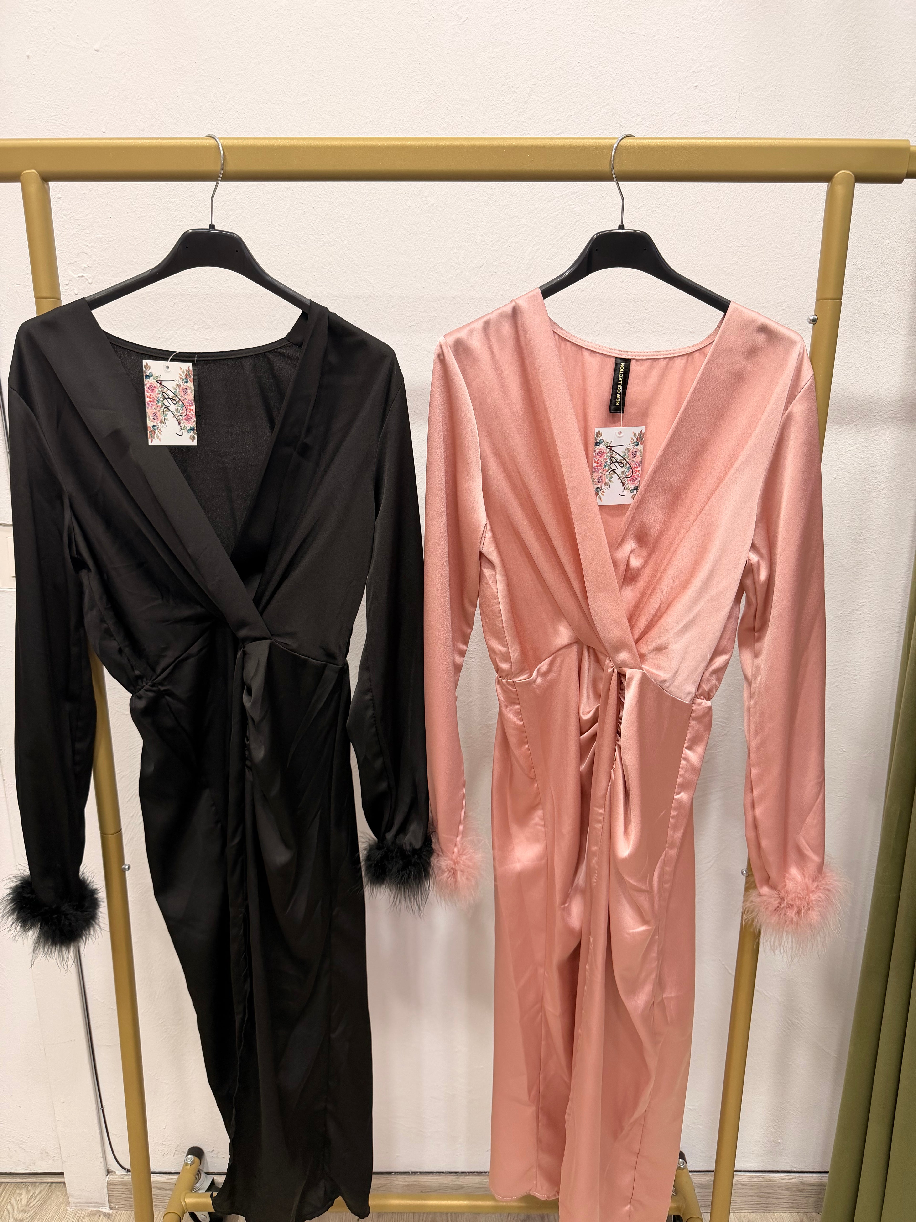 Vestido plumas mangas